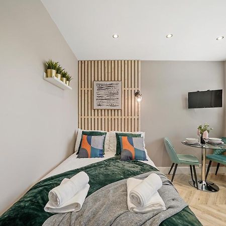 Cosy Heathrow Studios - Parking - Garden 런던 외부 사진