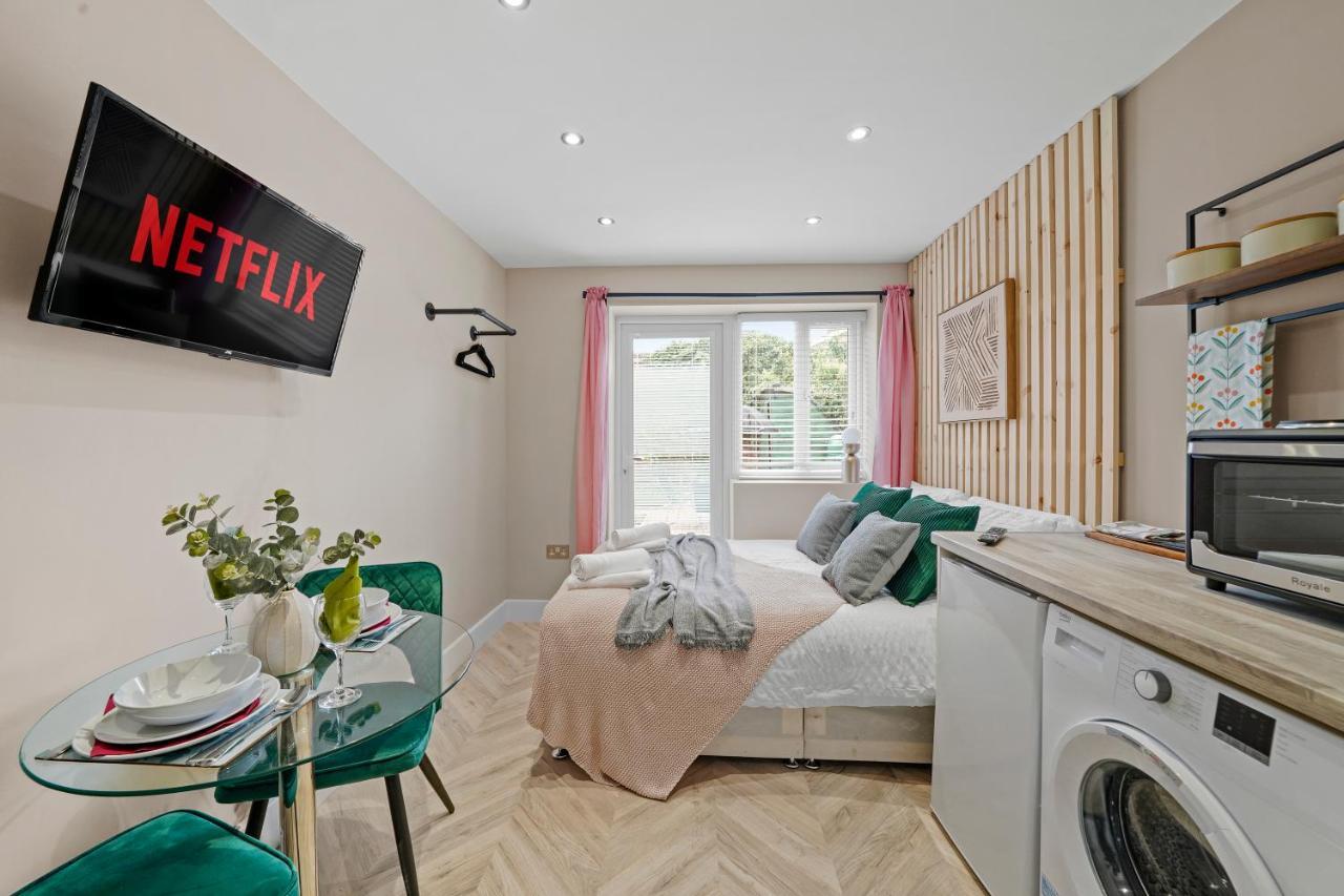Cosy Heathrow Studios - Parking - Garden 런던 외부 사진