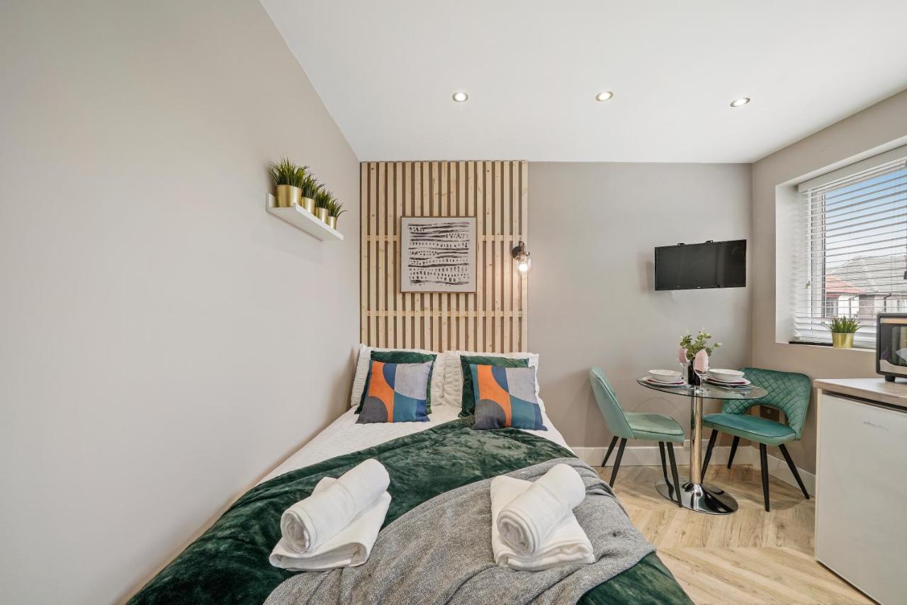 Cosy Heathrow Studios - Parking - Garden 런던 외부 사진