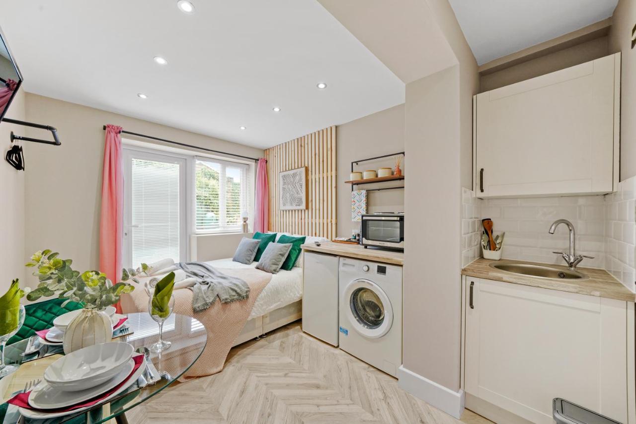 Cosy Heathrow Studios - Parking - Garden 런던 외부 사진