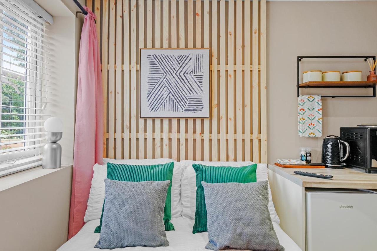 Cosy Heathrow Studios - Parking - Garden 런던 외부 사진