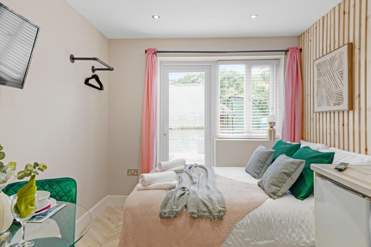 Cosy Heathrow Studios - Parking - Garden 런던 외부 사진