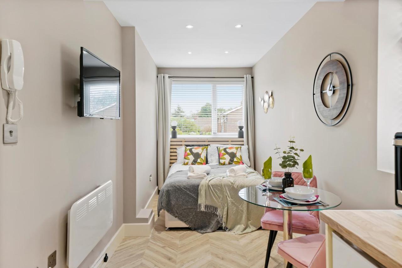 Cosy Heathrow Studios - Parking - Garden 런던 외부 사진
