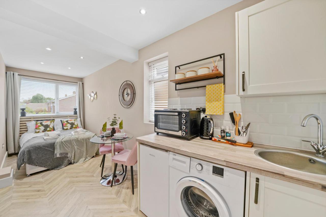 Cosy Heathrow Studios - Parking - Garden 런던 외부 사진