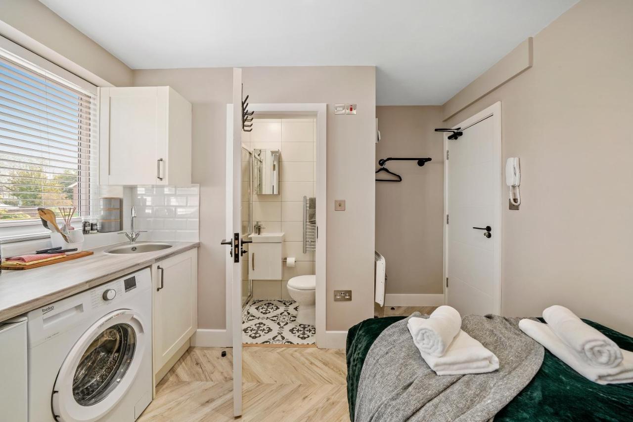Cosy Heathrow Studios - Parking - Garden 런던 외부 사진