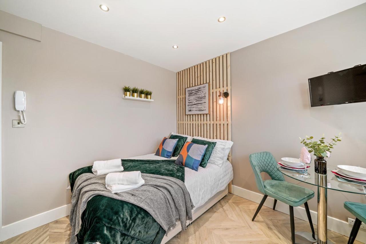 Cosy Heathrow Studios - Parking - Garden 런던 외부 사진