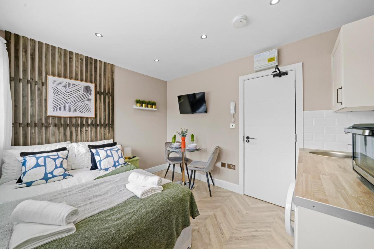 Cosy Heathrow Studios - Parking - Garden 런던 외부 사진