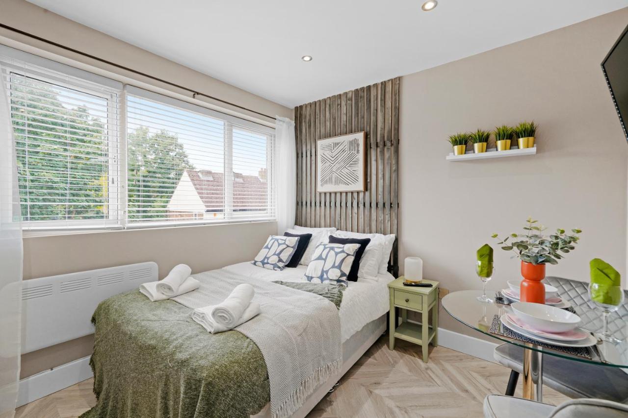 Cosy Heathrow Studios - Parking - Garden 런던 외부 사진